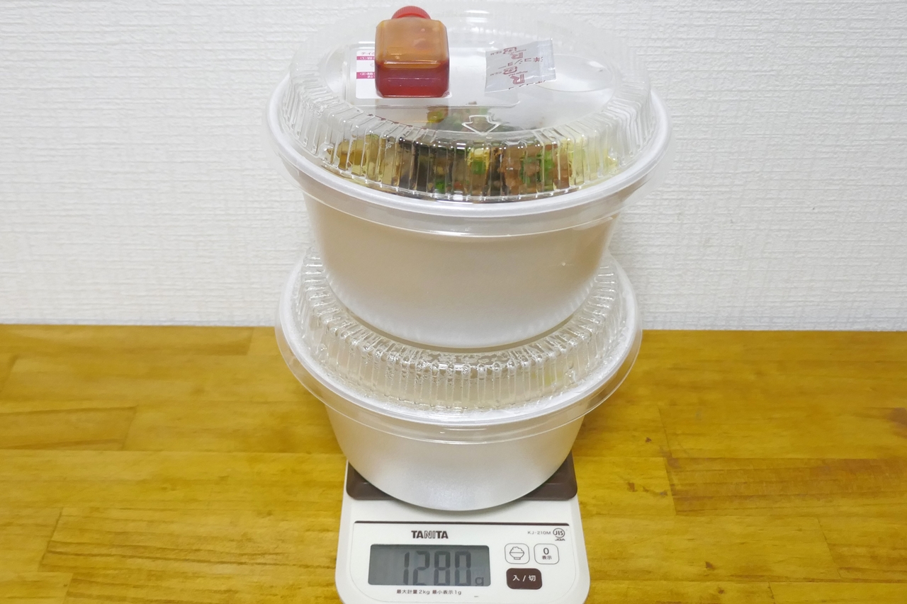 容器＆調味料を含めた「とくちゃんぽん麻婆茄子　麺2倍」の重量は1,28kg