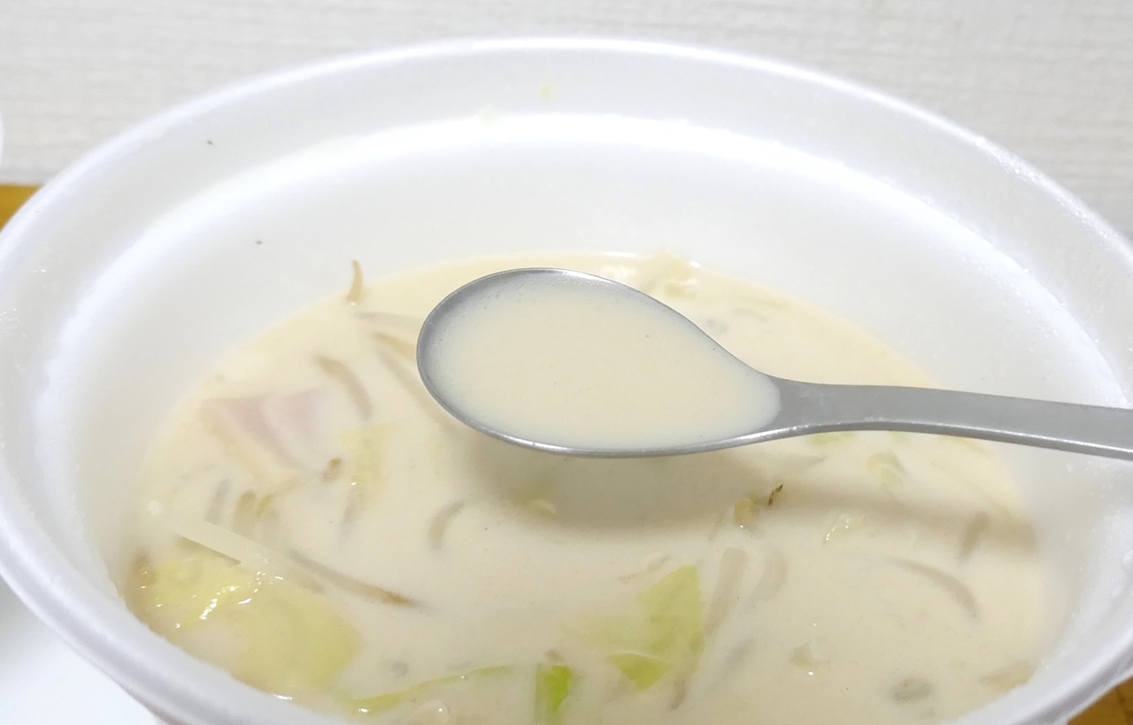 豆乳とんこつスープはいつものとんこつベースのスープよりも軽やかな風味！