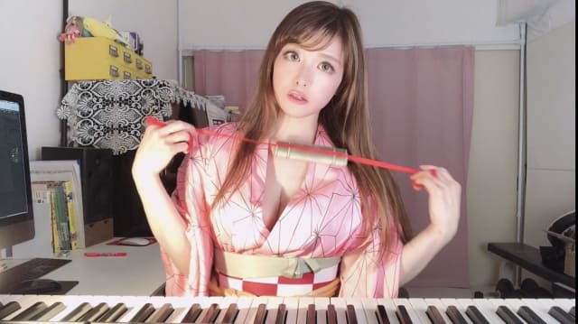セクシーすぎるジャズピアニストが 鬼滅の刃 の炭治郎 禰豆子コスプレでの演奏披露 高木里代子が人生初の男装で 竈門炭治郎のうた ピアノカバーを公開 ネタとぴ
