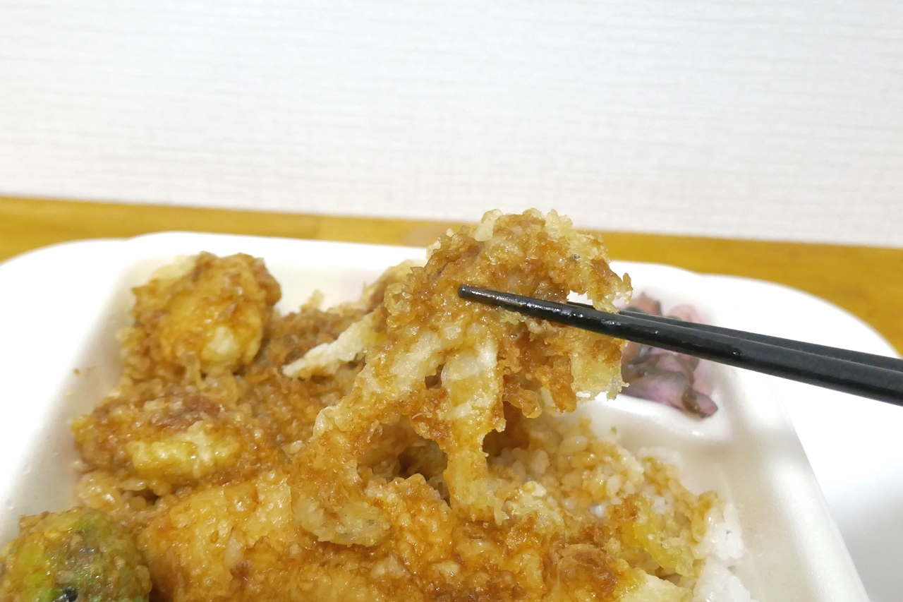 白魚のつまみ揚げはかき揚げのような天ぷらメニューで、柔らかく旨味に満ちた白魚と、甘味強強な天つゆとマッチして、特にご飯がススムウマさ！