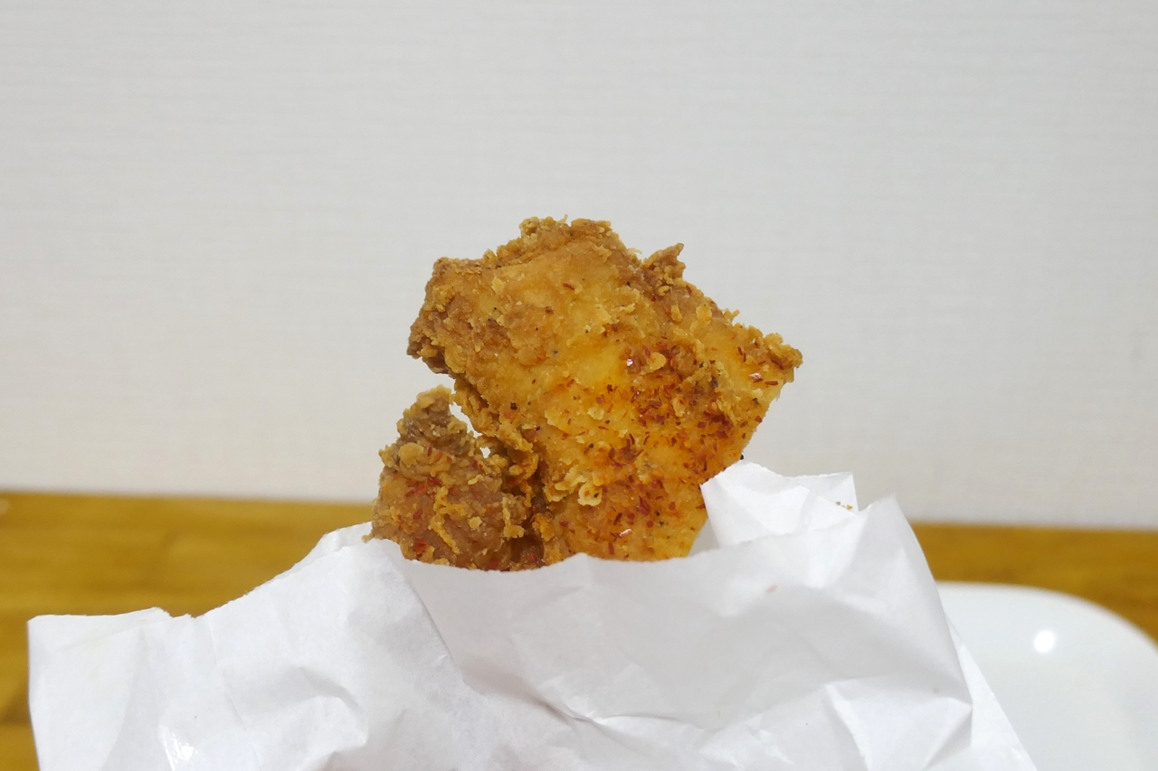 「ジンジャーホットチキン」は、塩気、生姜、唐辛子の風味が効いたサクサク衣に、ジューシーな鶏肉があと引く美味しさ！