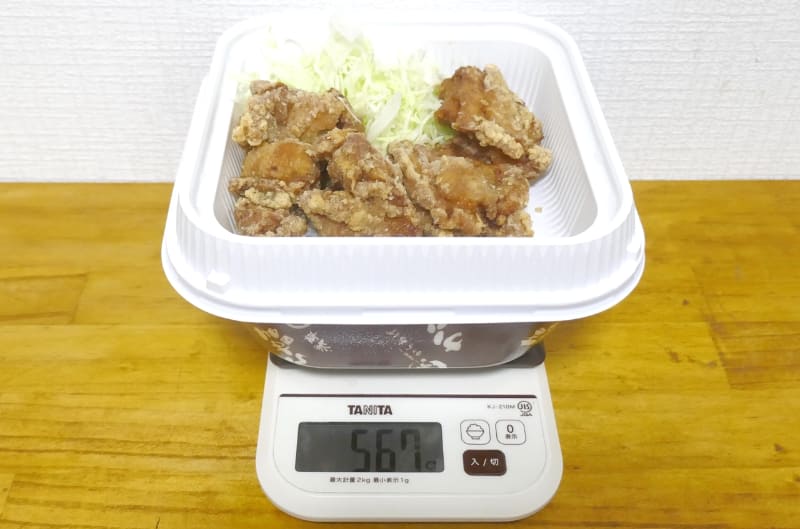 ご飯大盛り版「生姜からあげ弁当」の容器込みの重量は567g