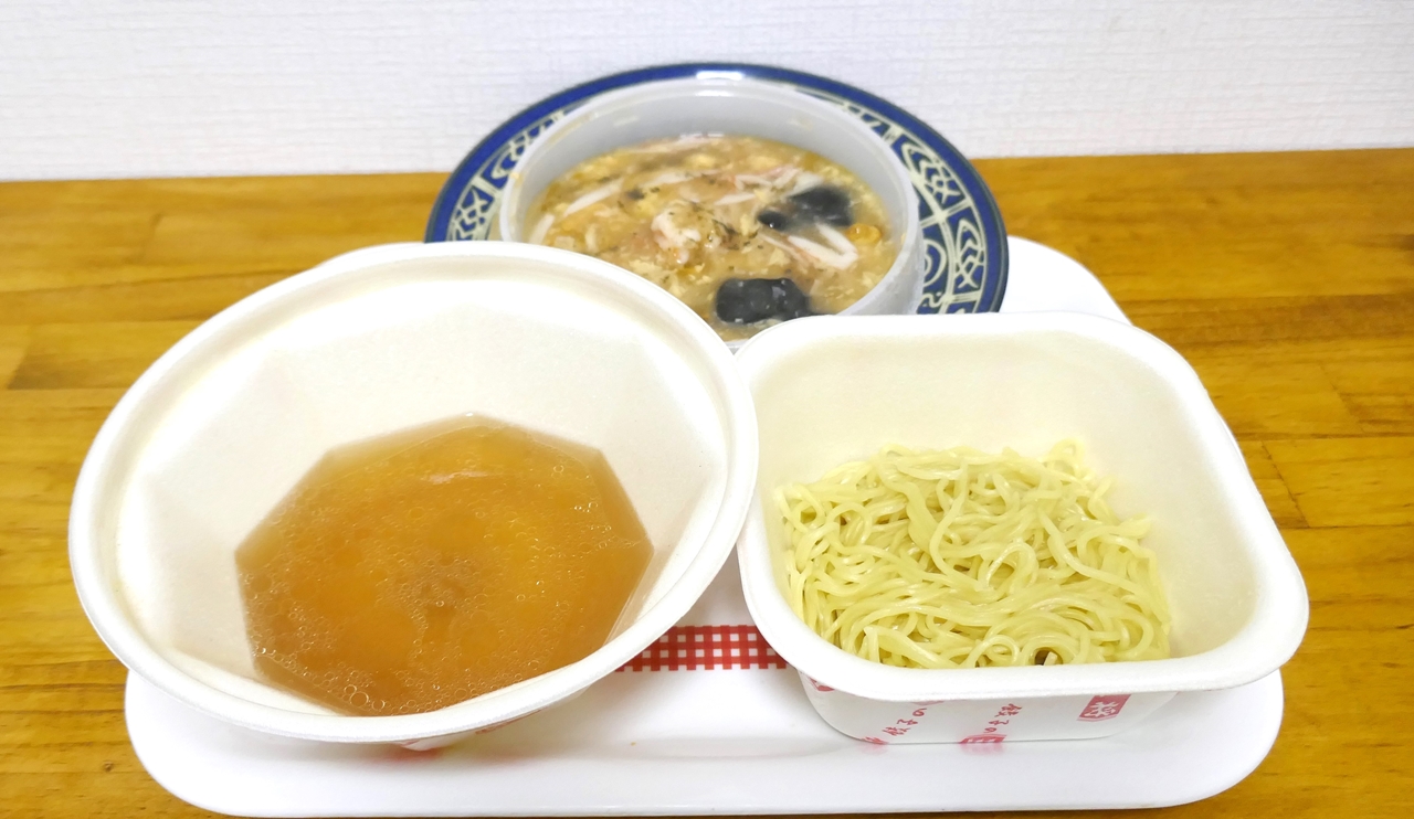 「極王天津麺」は、それぞれ別容器に麺、スープ、あんかけがIN!