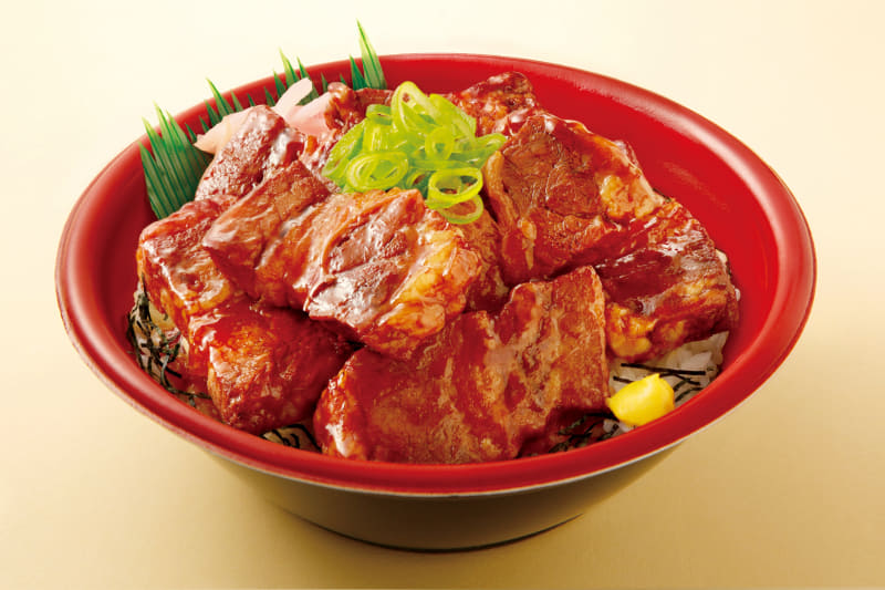 「肉W盛り やわらか牛角煮丼」(1,053kcal)　950円(税別)