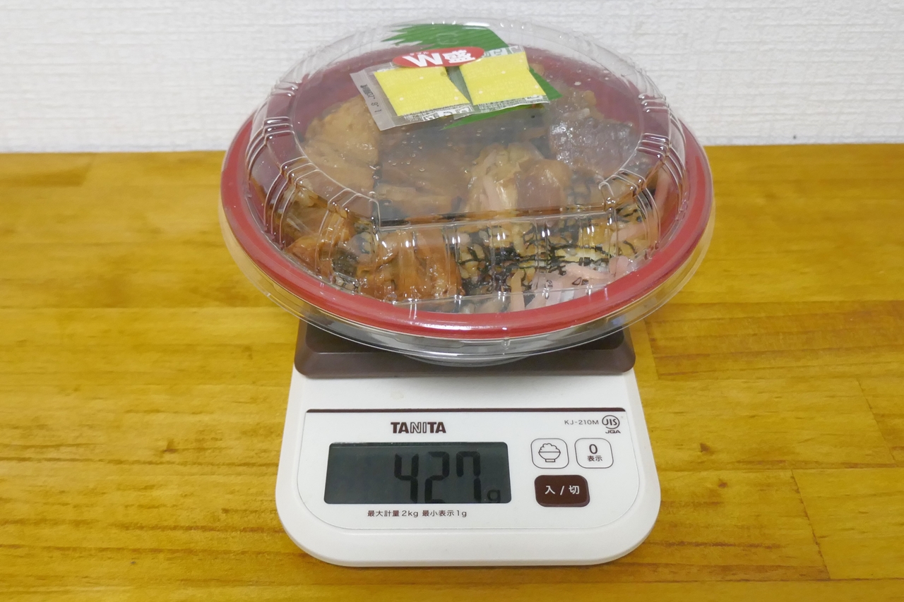 容器＆辛子込みの「肉Ｗ盛りやわらか牛角煮丼」の重量は427g