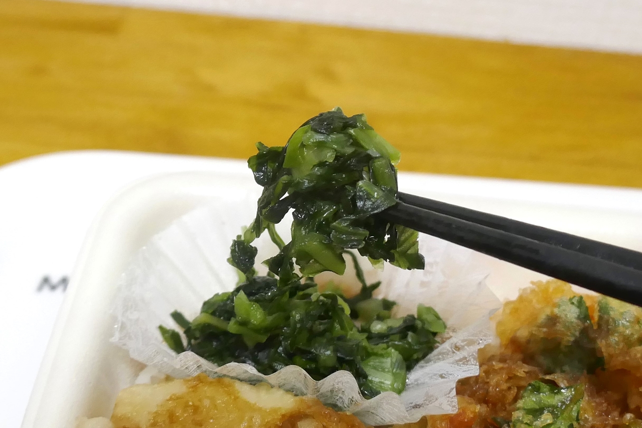 広島菜は強い塩気、青じその香りが効いており、そのまま食べるにはかなり塩辛いので、最初からご飯と一緒に食べるのがマスト！