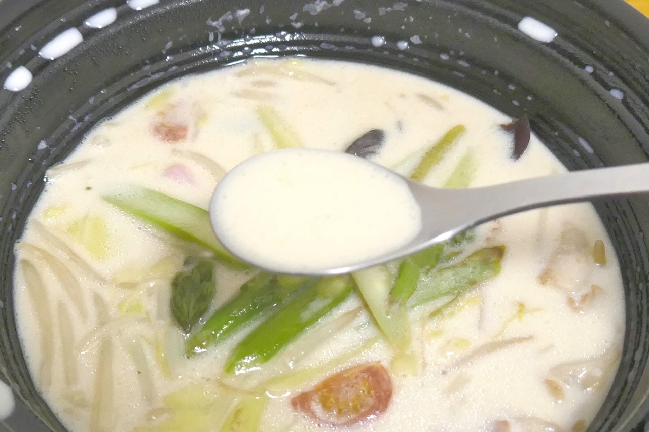 スープは豚骨独特の旨味、豆乳独特のコクと後味のライトな風味がバランス良く効いて後味ライト！