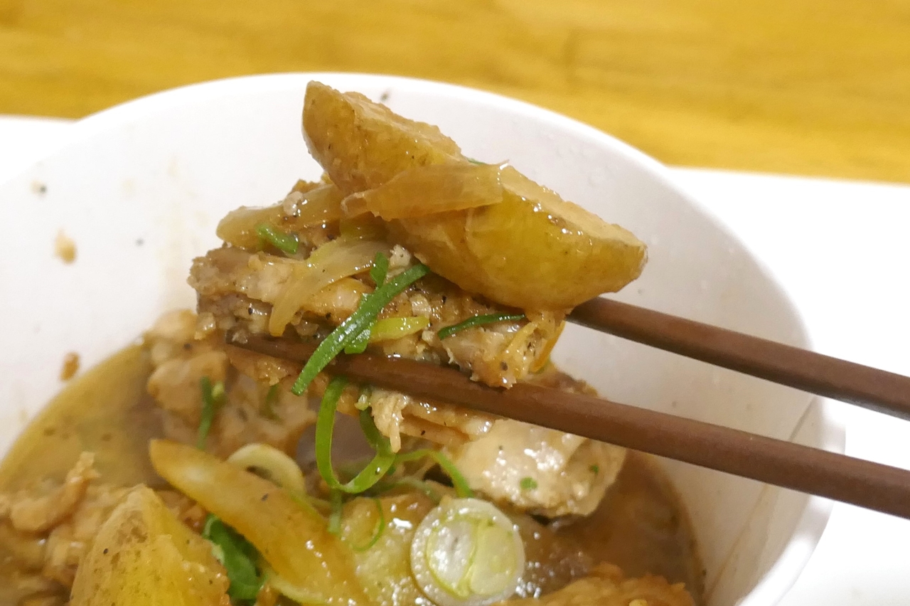 北海道十勝産のじゃがいも、鶏肉、玉ねぎの味のバランスがよくウマウマ！ 青ねぎで後味さっぱり
