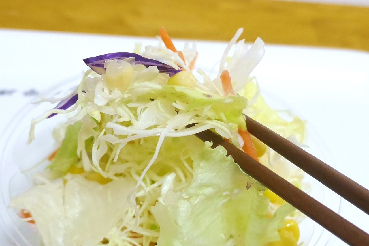 新鮮で水分たっぷりの生野菜サラダは、ご飯以上に鶏のじゃがバター炒めに馴染みます！