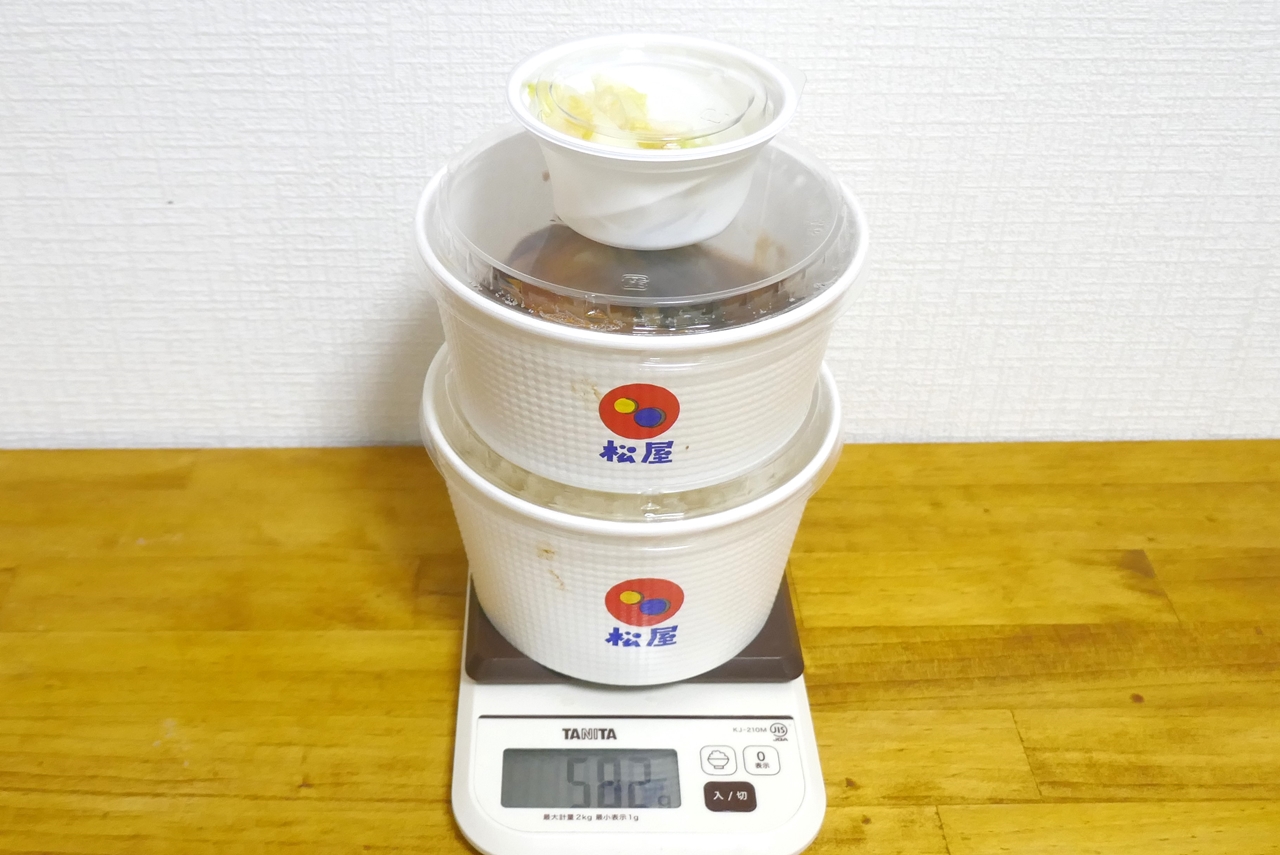 容器込みの「さばの味噌煮定食」総重量は582g