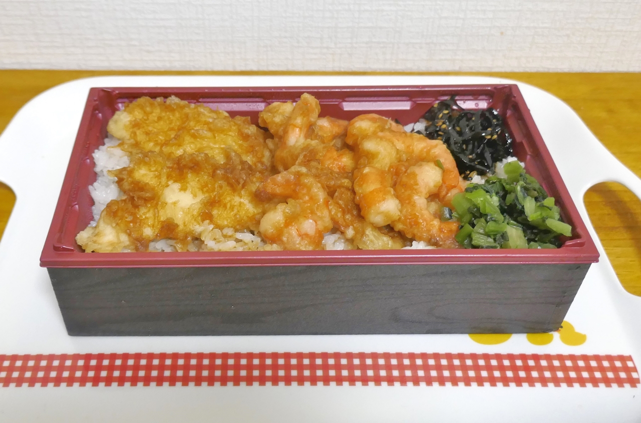 「えび海老めでたい天重弁当」はシンプルな構成ながら、天ぷら1つ1つのサイズが大きめ！