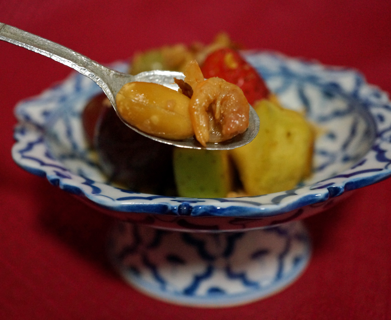 配られたタイ料理「ソムタム」。イチゴ、ブドウ、リンゴなどの果物に、干しエビ、ピーナッツが和えられ、ライムとナンプラーがきいた日本にはない味付け。