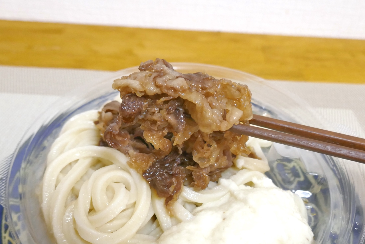 神戸牛のすき焼きは脂身の旨味がいの一番に感じられ、続いてお肉の旨味、タレの風味が広がります！