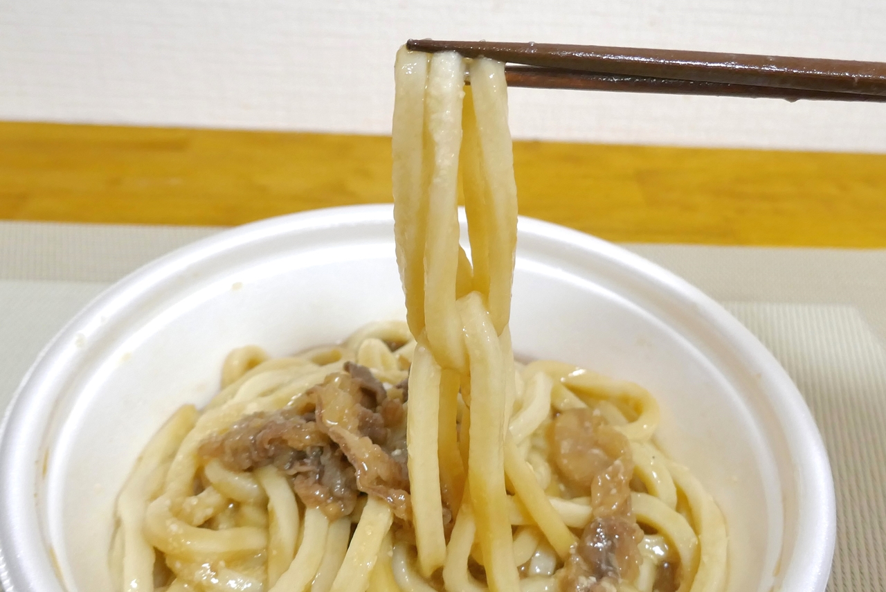 神戸牛由来の旨味、とろろの淡麗な風味が効いて、いつもの「ぶっかけうどん」とはひと味もふた味も違う美味しさ！