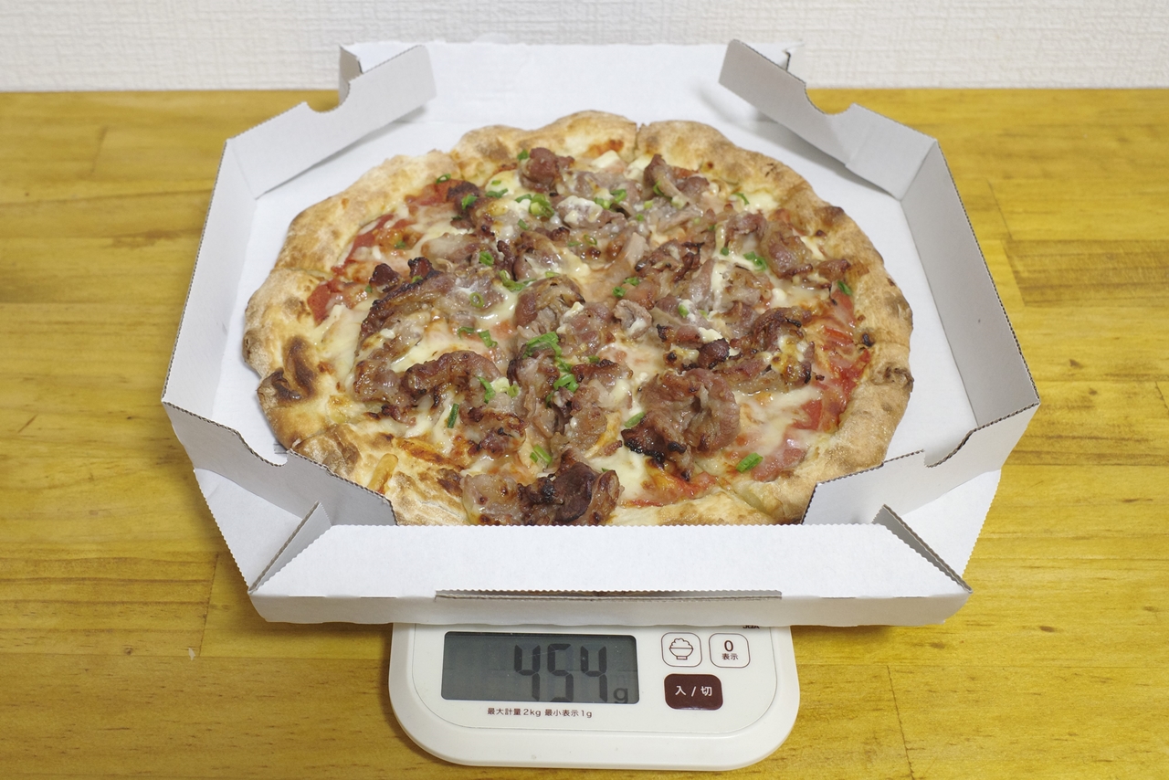 容器＆ソース込みの「牛カルビ焼きピザ」の総重量は454g