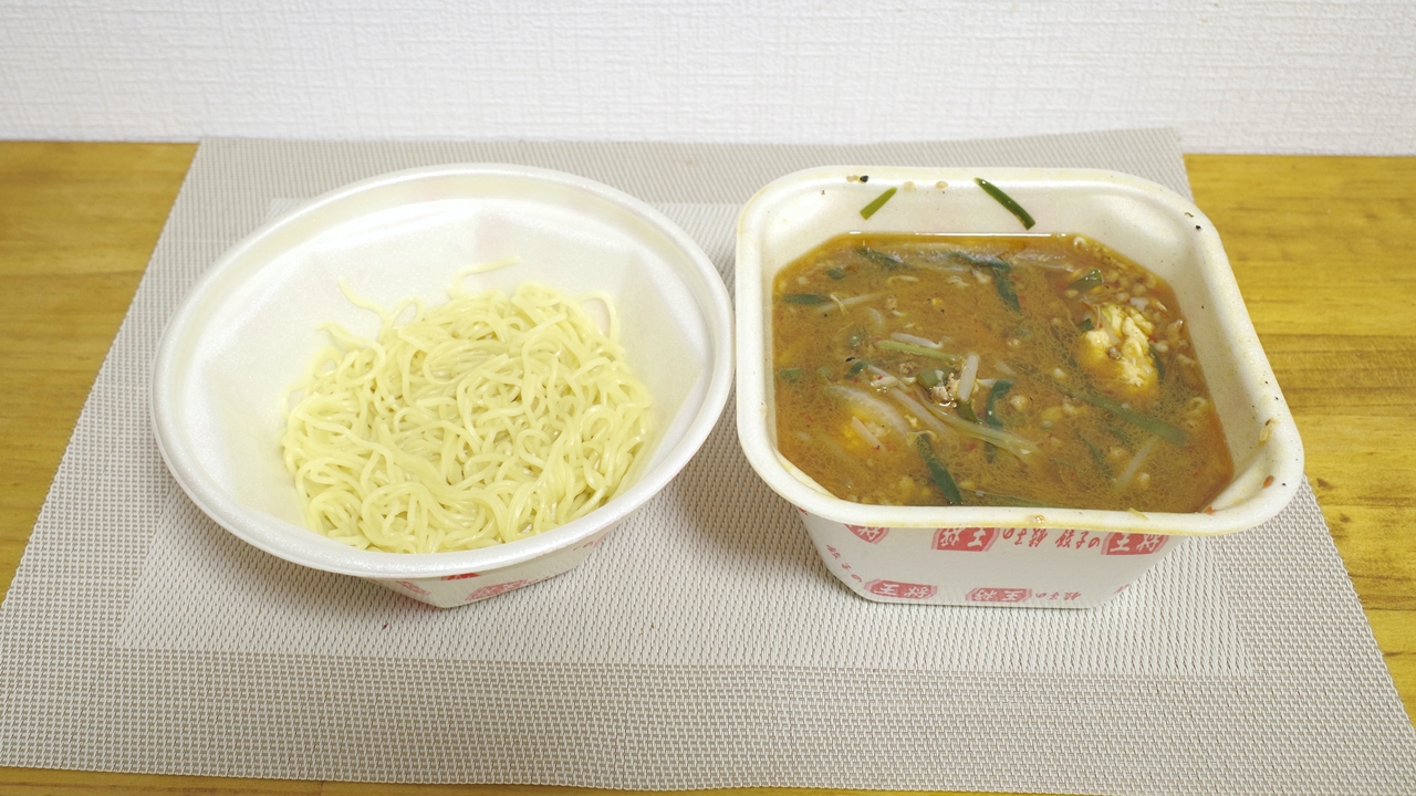 「極王天津麺」。麺とスープは別容器で麺がのびる心配なし！