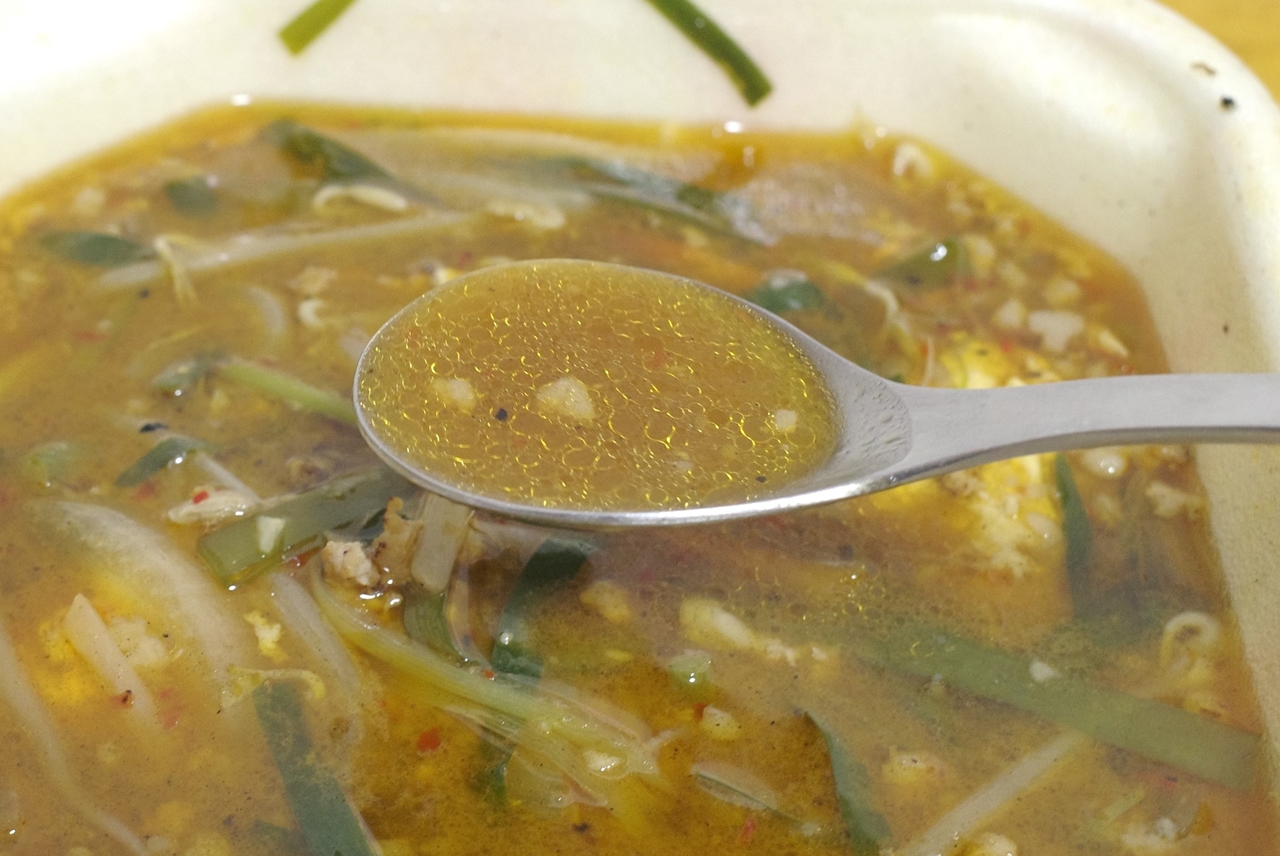 スープからは塩気、旨味、辛味のバランスが上々な上に、ニラやにんにくの香りが立ち込めて美味！