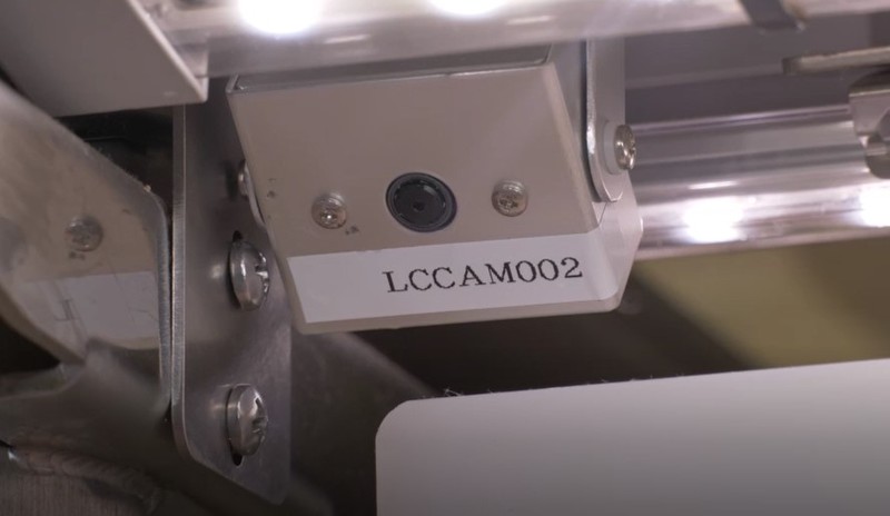 5.レーンに取り付けた小型AIカメラがお皿を自動的にカウントするセルフチェック(コンタクトレス)