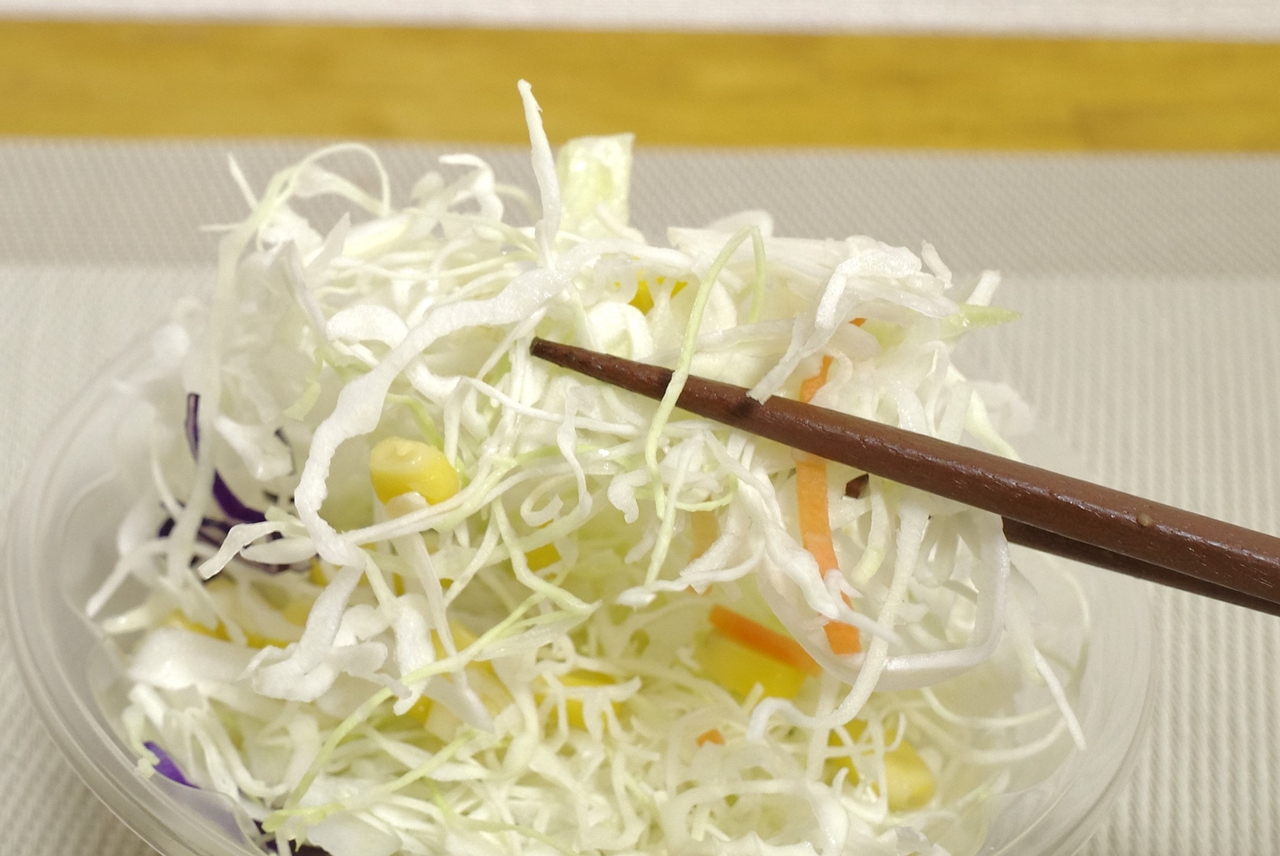 メインの厚切りトンテキの旨味が濃厚なことも影響してか、つけあわせの生野菜サラダを食べる手が止まりません！