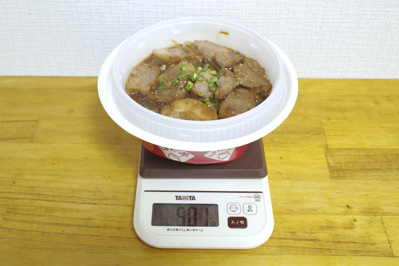 容器込みの「豚テキ丼　大盛」の総重量は501g