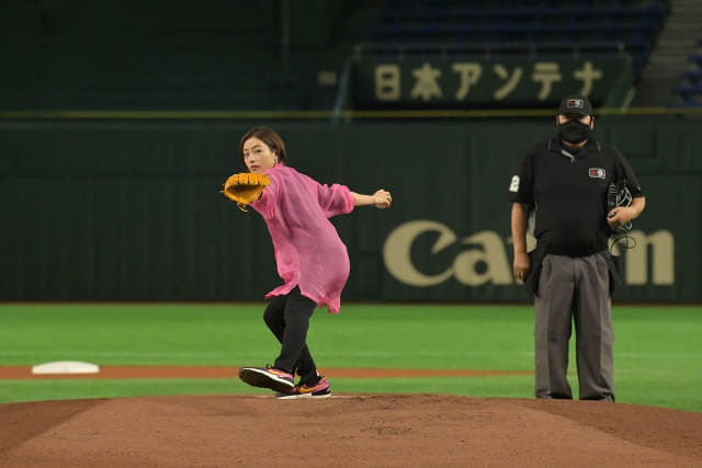 石原さとみが今年は 斎藤雅樹投法 を披露 サントリー ドリームマッチ 21 で恒例の始球式 だるそうに首を左に傾けた後 サイドスロー 写真27枚 ネタとぴ