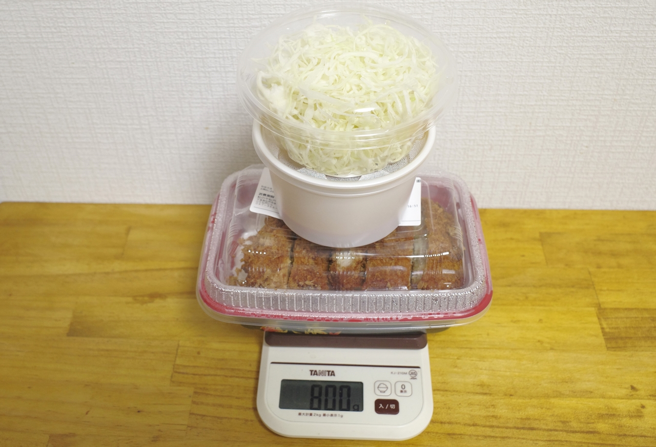 容器込みの「ケイジャン大判ヒレかつ定食」の総重量は800g