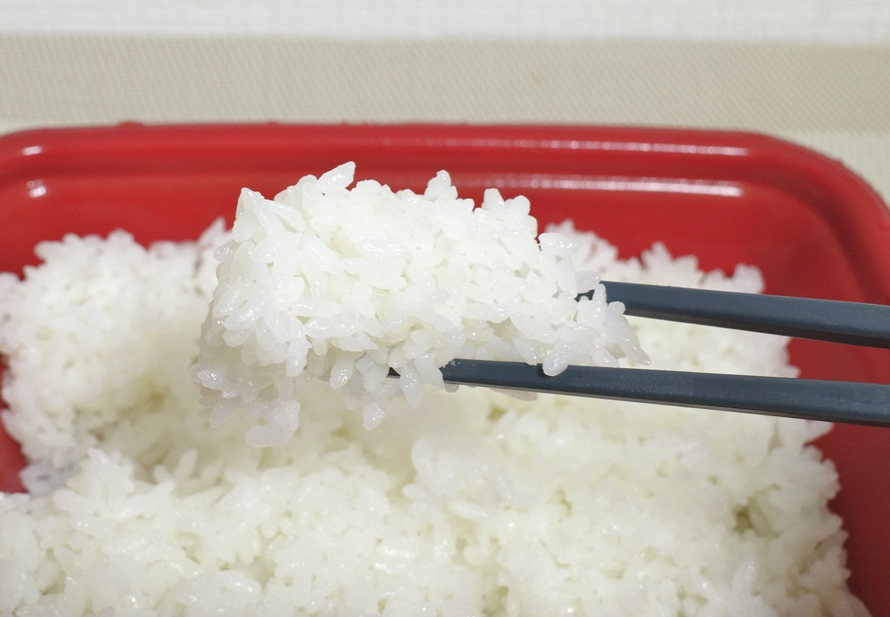 ケイジャン大判ヒレかつは旨味も塩気も強強で、ご飯を食べるペースも高まります！
