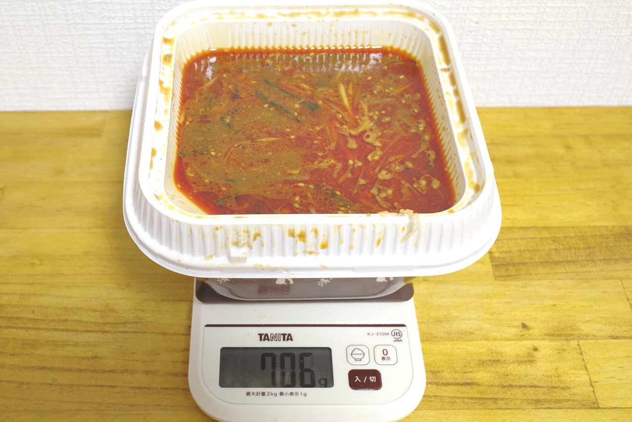 容器込みの「からあげ担々つけ麺」の総重量は706g