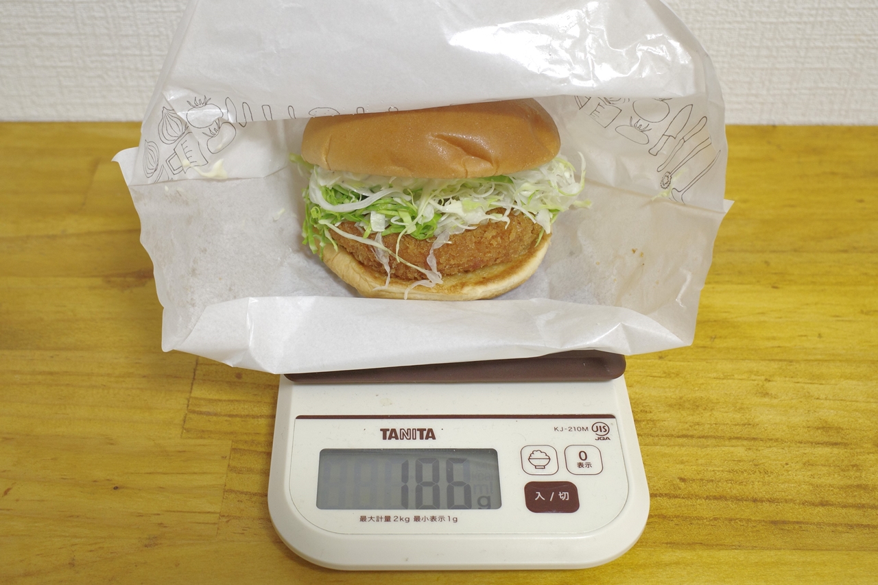 包装紙込みの「海老カツバーガー」の総重量は186g