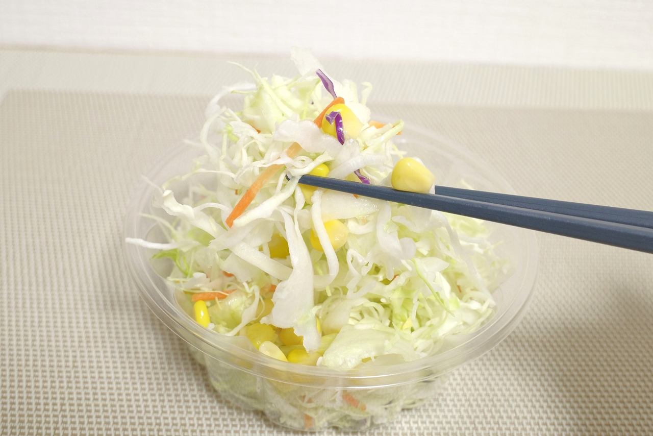 青椒肉絲の味付けが濃い目なので、生野菜サラダはドレッシング無しでもOK!