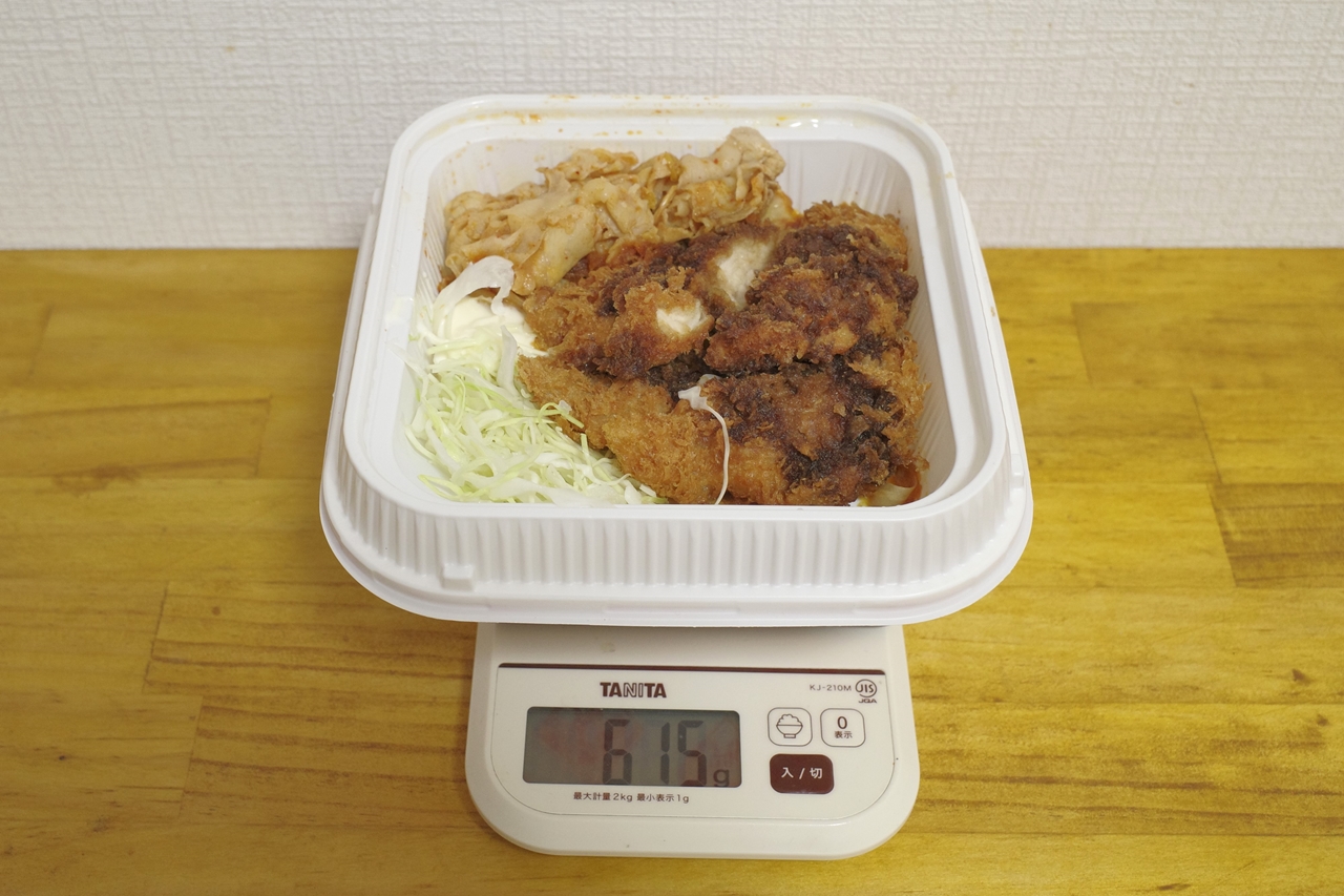 容器込みの「豚キムチとチキンソースカツ弁当」の総重量は615g