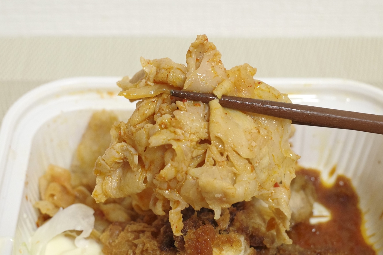 豚キムチはキムチ独特の辛味と豚バラ肉の甘味がダブルで感じられるものの、塩気が薄くご飯のおかずとしては力不足！