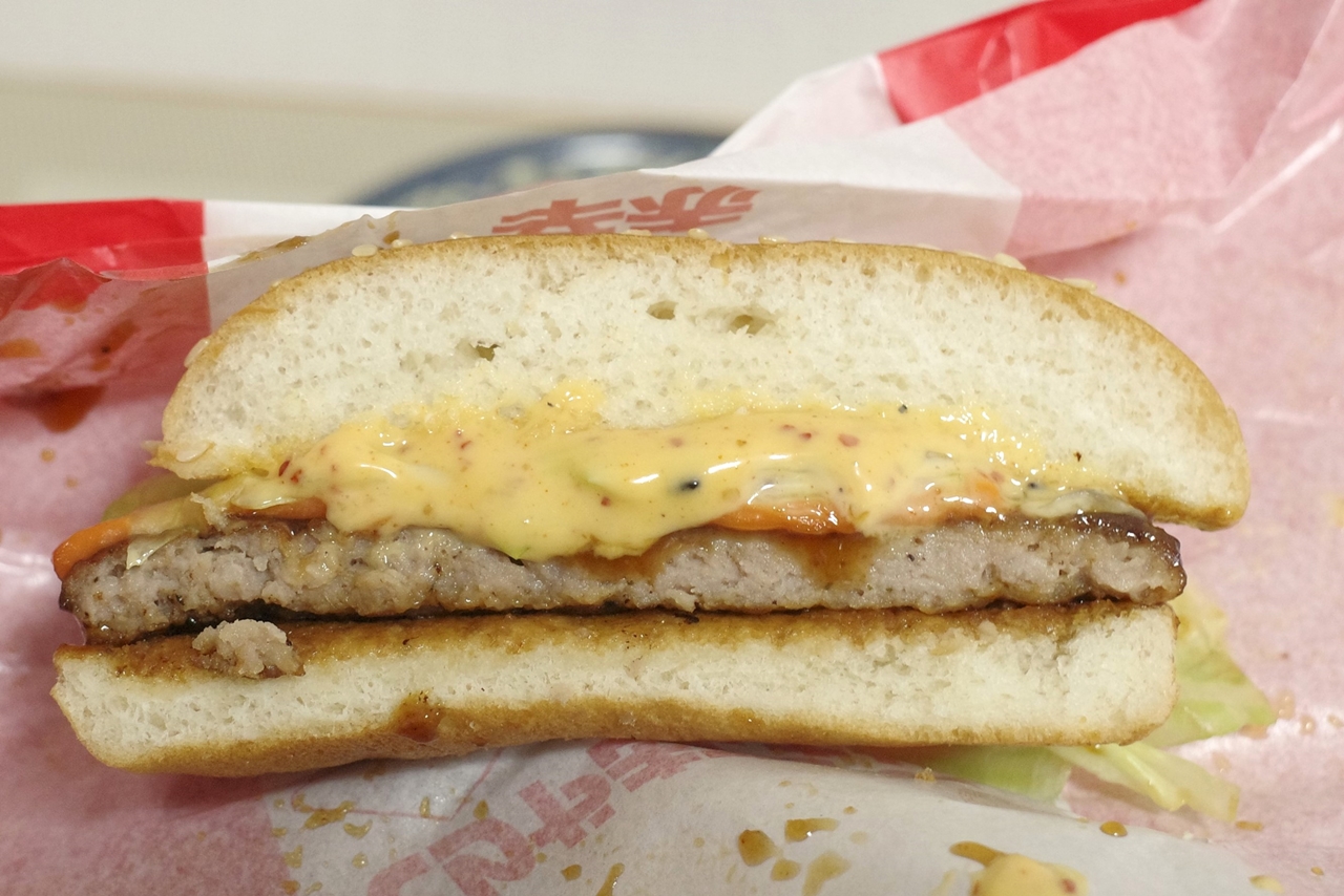 「赤辛てりやき」は辛旨なハンバーガーが食べたい方にはオススメですが、七味マヨネーズとスパイシーチーズの味が強すぎて「てりやきマックバーガー」らしさは皆無！