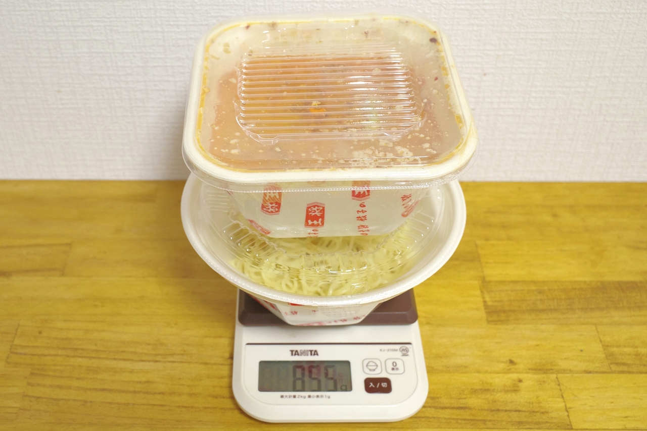 容器込みの「辛さ激増し 野菜たっぷり担々麺」総重量は855g