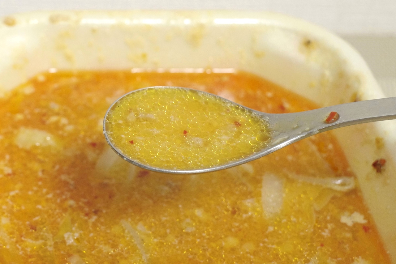 濃厚白湯スープの力強い旨味、程よい塩気と合わせて、鋭い辛味と痺れる辛味が押し寄せる花椒入りのラー油の風味がこだましてヒーハーな辛さ！