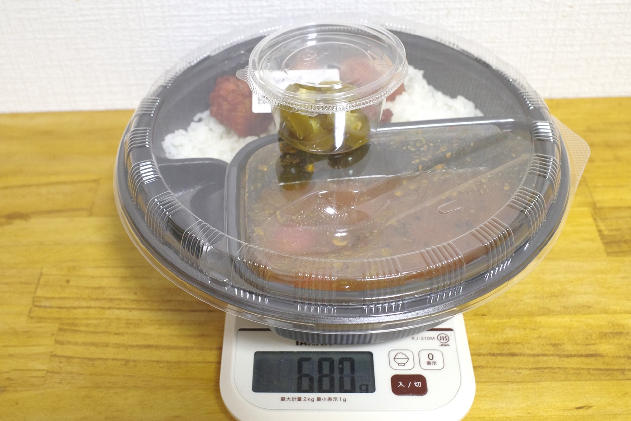 容器込みの「チキンとトマトのホットスパイスカレー」の総重量は680g