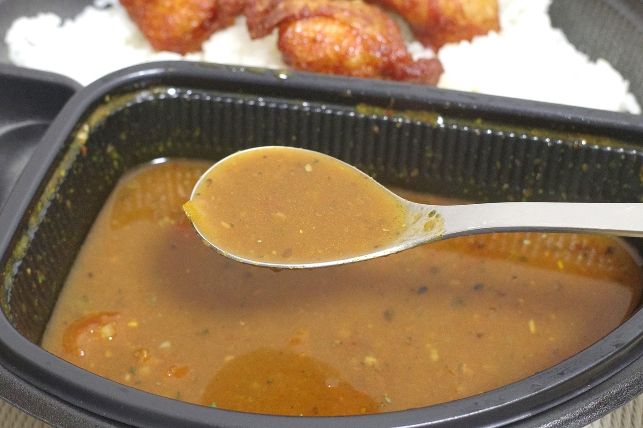 カレールーはスープカレーのように粘り気がなく、旨味、酸味、塩気、スパイスの香りや辛味がバランス良く効いて美味！
