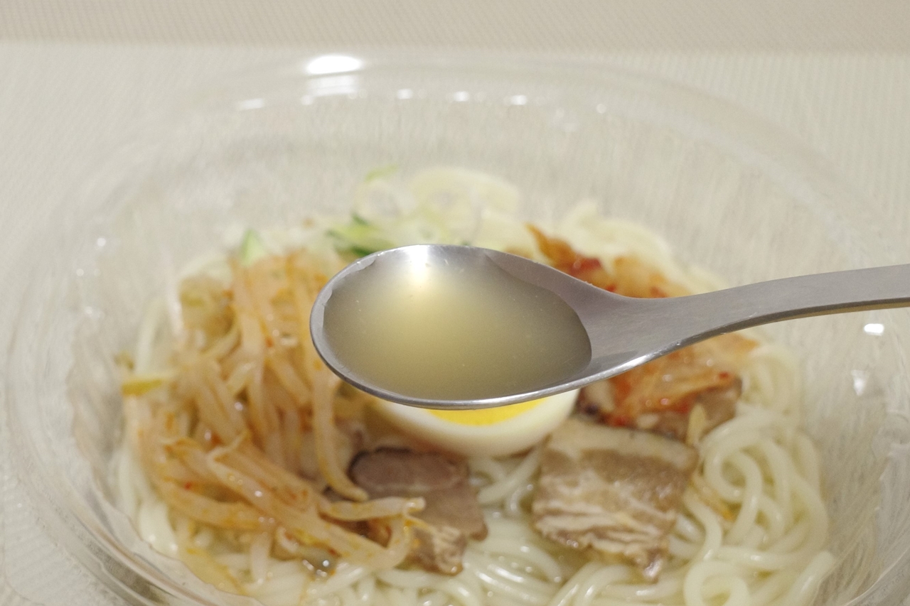 透き通るスープは塩気以上に旨味、甘味、酸味が強強！