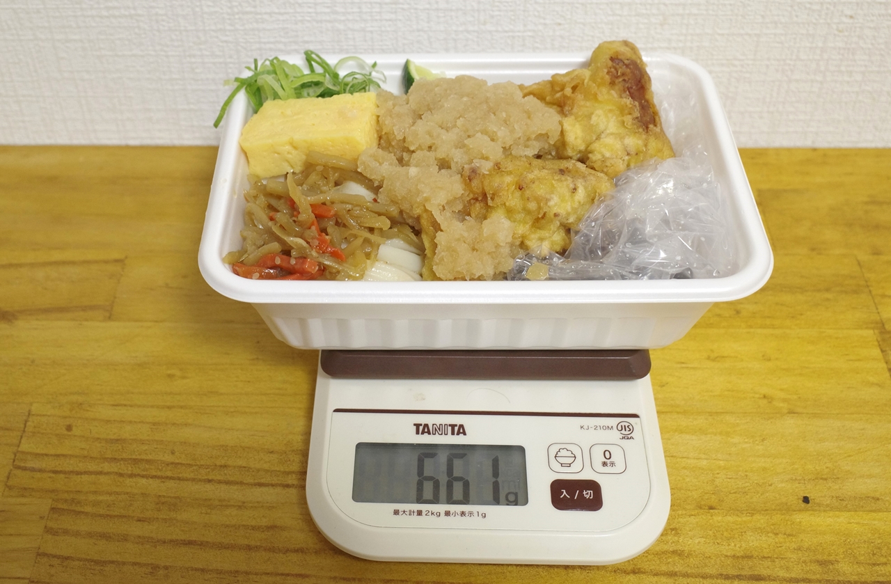 容器込みの「鶏天おろしと定番おかずのうどん弁当」の総重量は661g