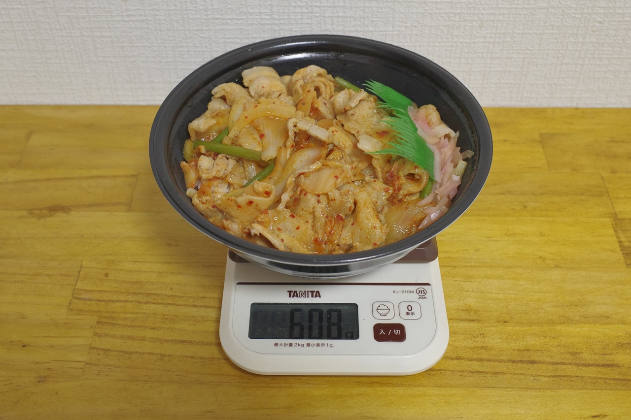 容器込みの「肉ダブル　豚キムチ丼」の総重量は608g
