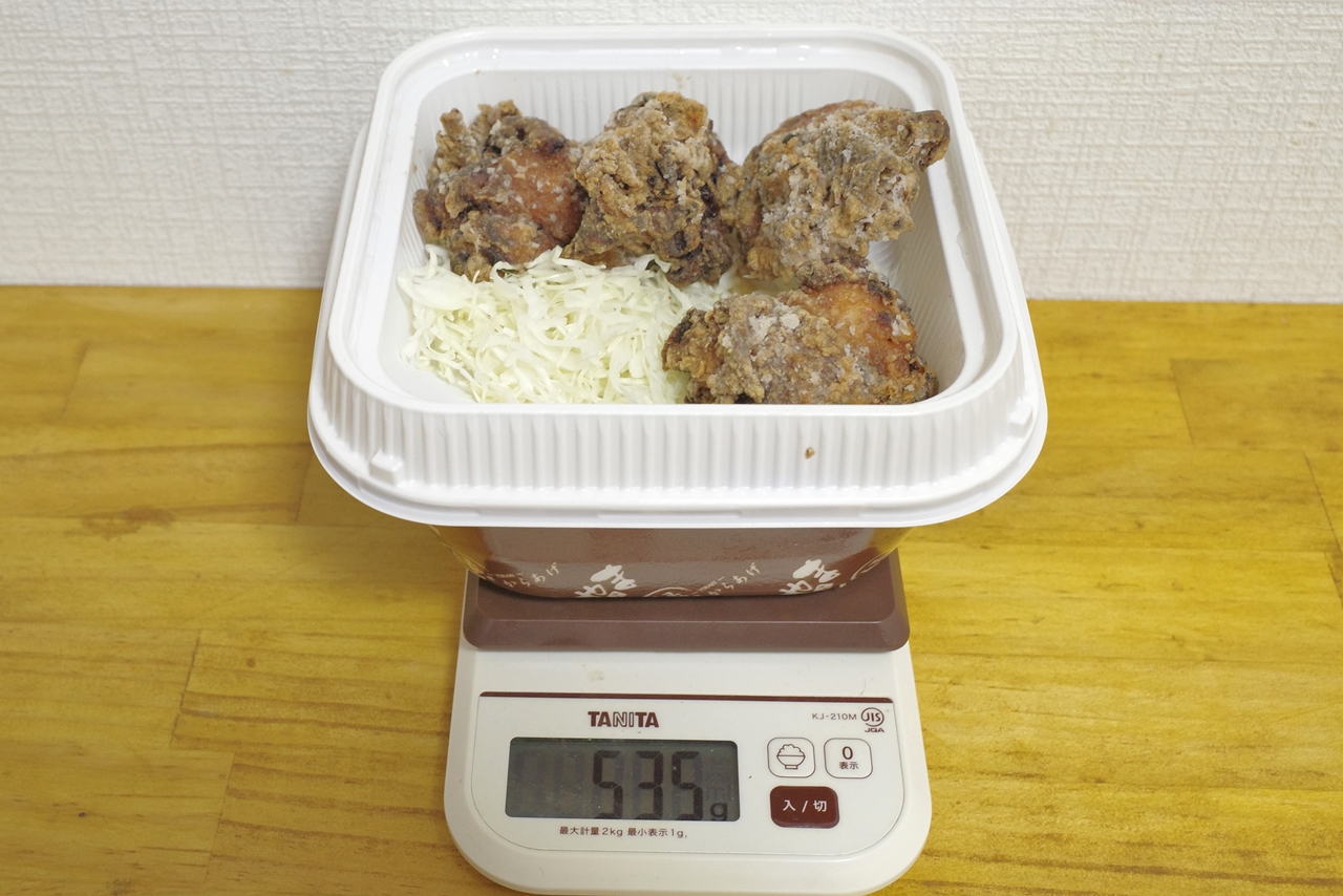 容器込みの「味噌からあげ弁当」の総重量は535g