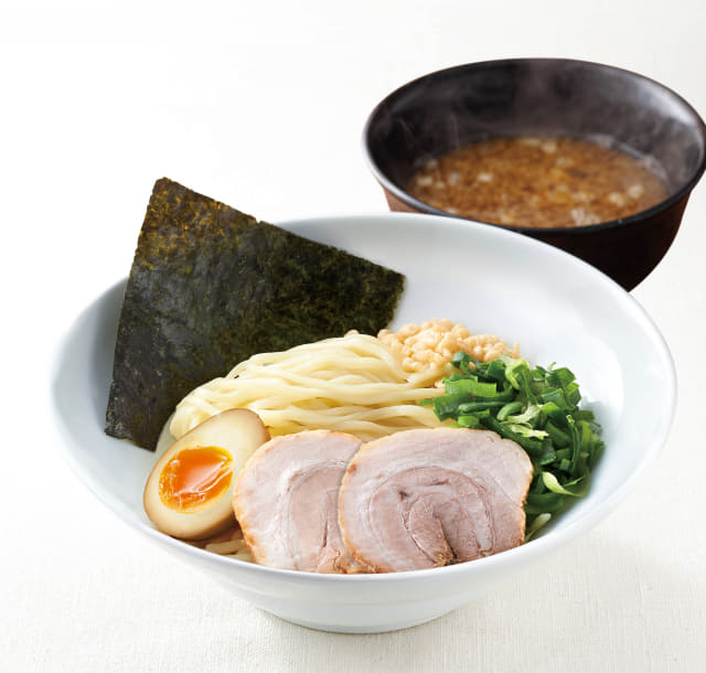 タピオカ粉使用でもちもちで喉ごしツルンの太麺 一風堂の夏の定番 太つけ麺 が本日21日 月 から期間限定販売 魚介の香りが高い濃厚なスープ トッピングは半熟煮玉子 チャーシュー 天かす 青ネギ 海苔 ネタとぴ