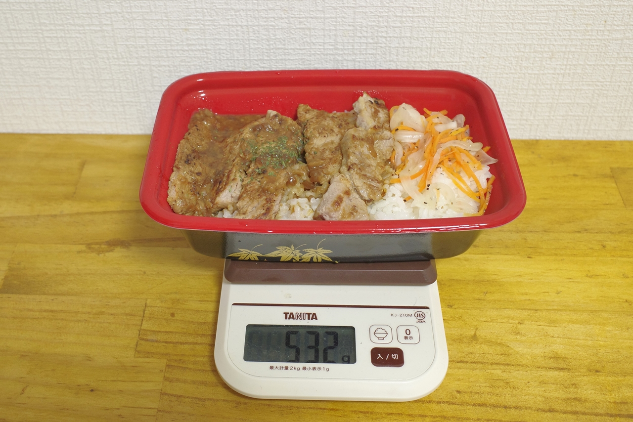 容器込みの「ポークステーキ丼（洋風ガーリック）」の総重量は532g