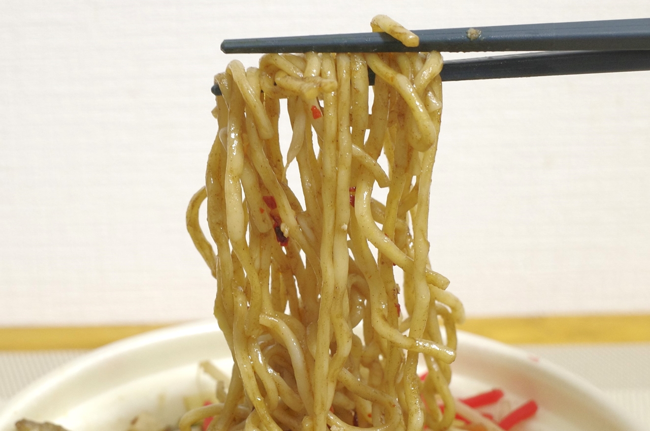 弾力に富んだ麺全体にバランス良くソース、花椒、唐辛子が効いています！