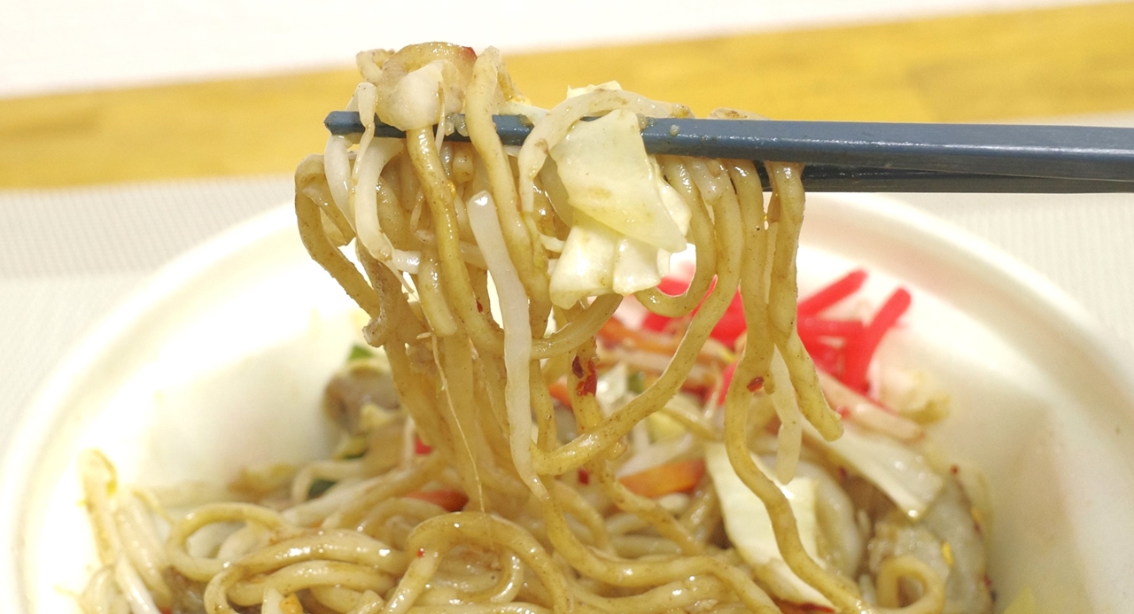 もう少し辛味や油っこさを抑えながら焼きそばを食べたい方は、野菜を交えて食べることを推奨！