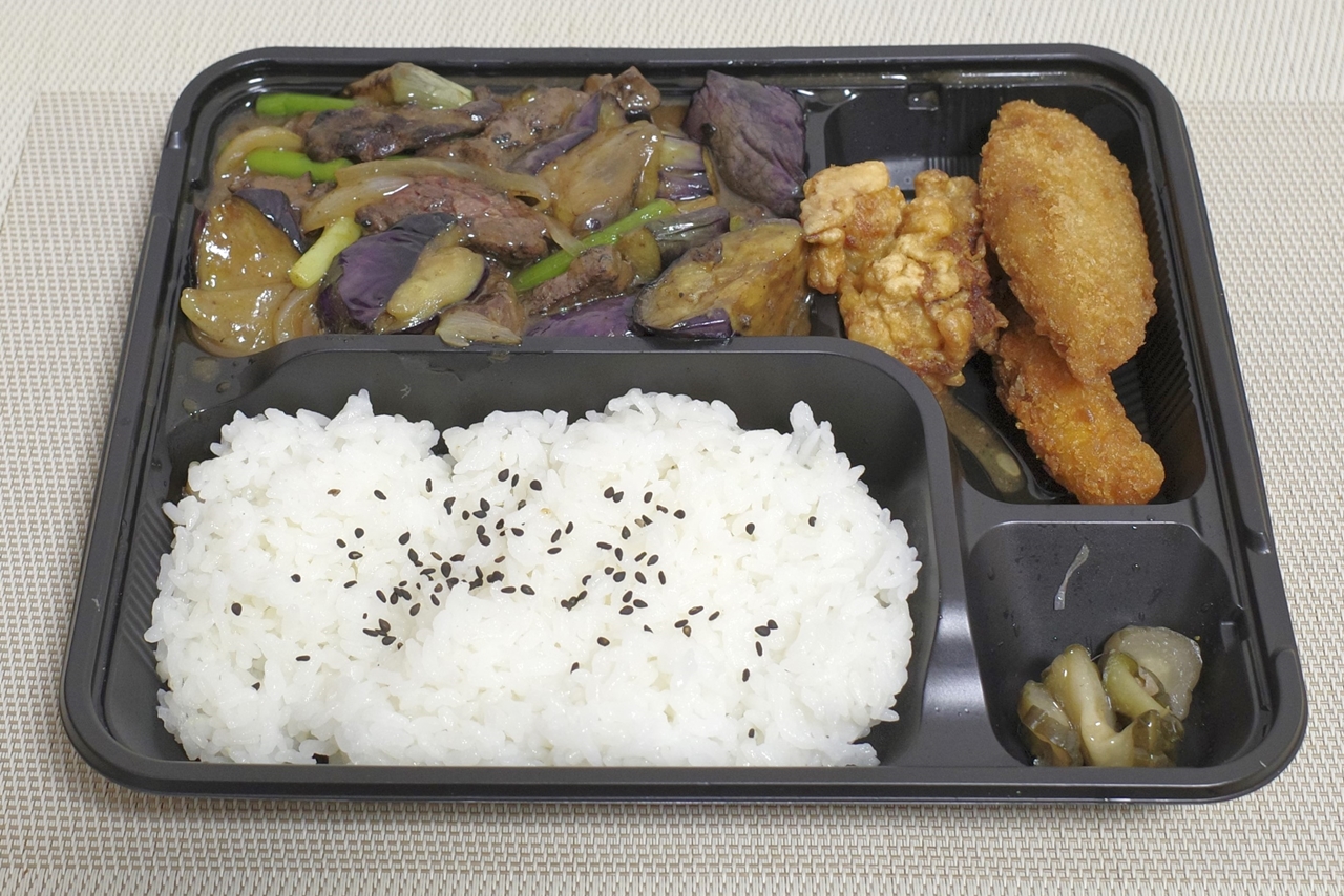 「Dx牛ハラミとなすのオイスター炒め弁当」は、Dxの名前に負けないフォルムにうっとり！