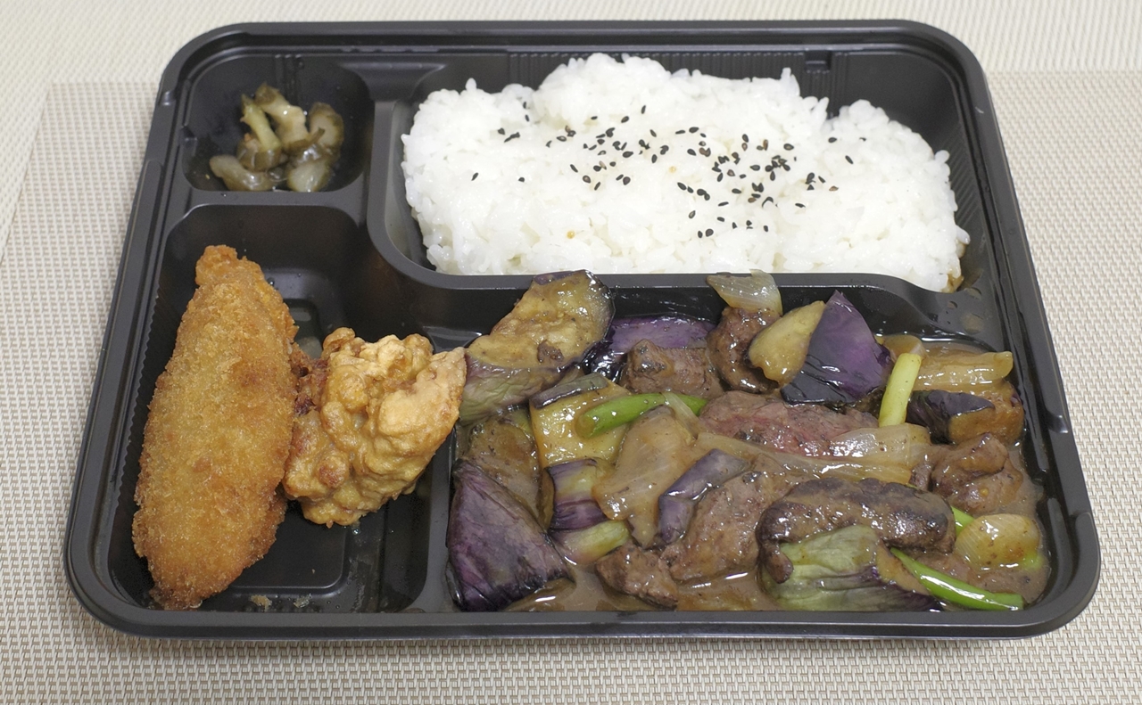 「Dx牛ハラミとなすのオイスター炒め弁当」は、牛ハラミとなすのオイスター炒め、各種揚げ物の盛りも良し！