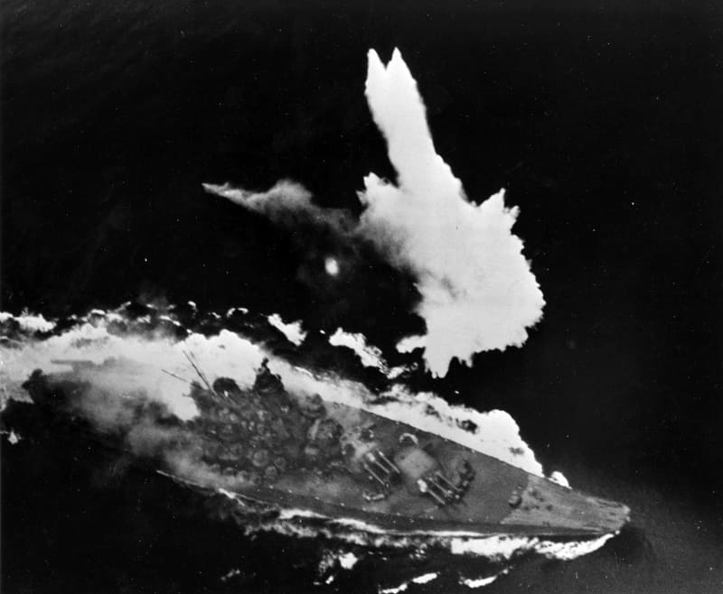 昭和20年(1945)4月7日、米軍機の猛攻を受ける『大和』。こののち『大和』は撃沈された(写真＝Naval History & Heritage Command)
