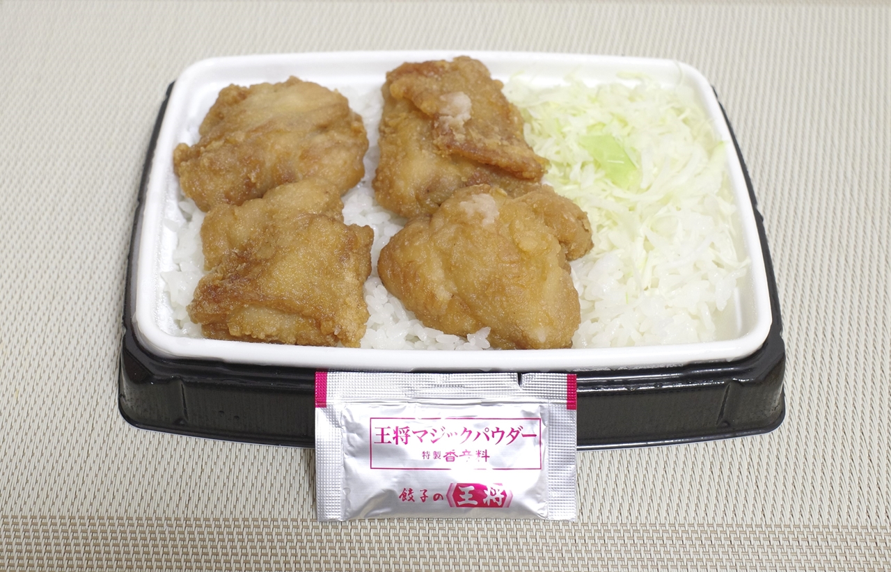 「鶏の唐揚げ重（王将マジックパウダー付き）」は、ここのところ期間限定の麺料理が美味しい「餃子の王将」とコラボした弁当メニュー！