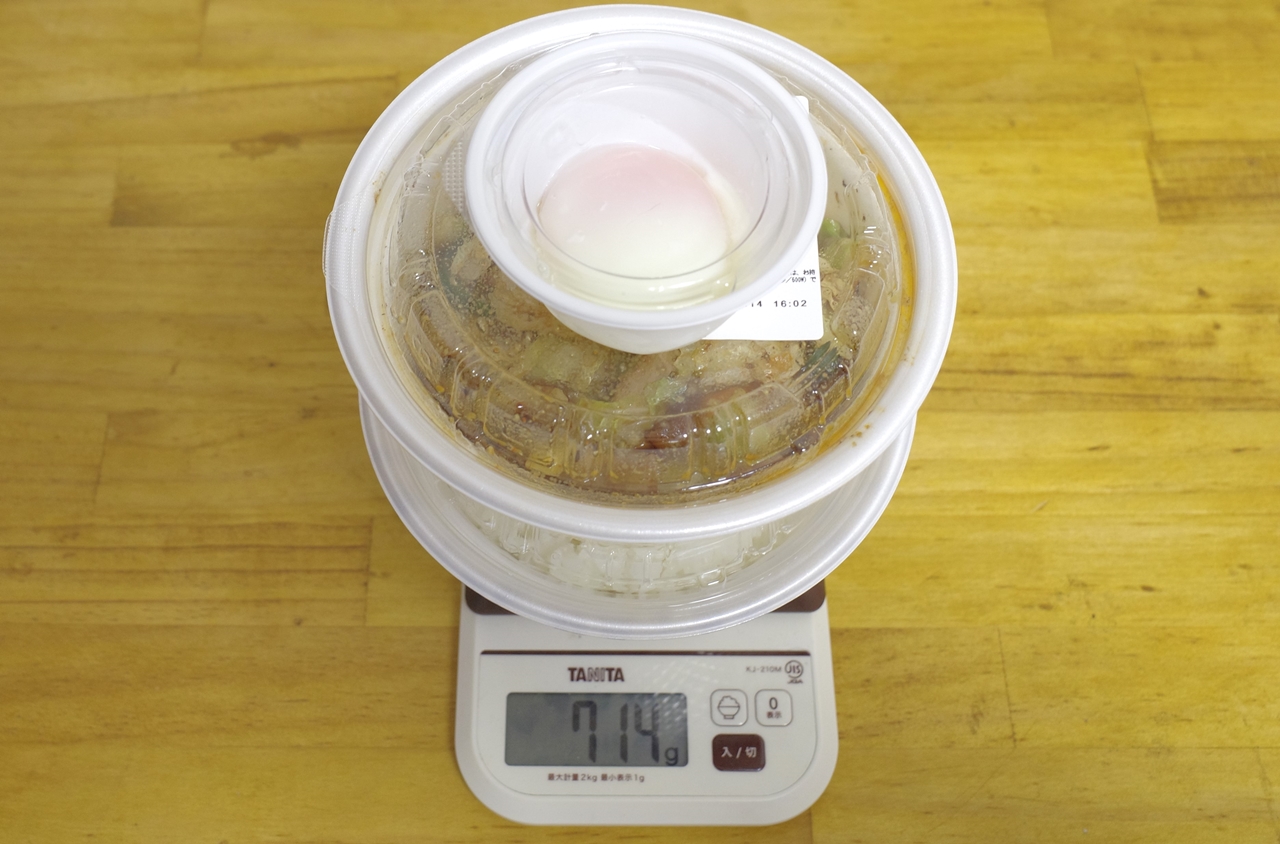 容器や半熟玉子込みの「お肉たっぷり回鍋肉定食（半熟玉子）　ご飯大盛り版」の総重量は714g